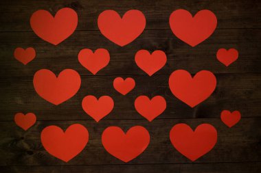 Ahşap masa kırmızı kağıt Kalpler.