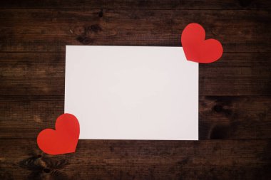 Afiş arka plan için ahşap masa üzerinde Kırmızı kalpler, kopya alanı, aşk kartı için arka plan