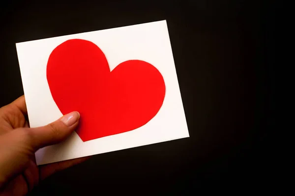 女の子は赤い心と封筒 バレンタインとグリーティングカードを保持します — ストック写真