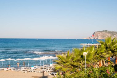 Alanya plajı, dinlenmek için güzel bir yer, Sean ve parlak mavi gökyüzü. Türkiye harika manzara.