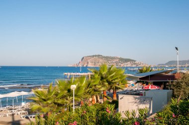 Alanya plajı, dinlenmek için güzel bir yer, Sean ve parlak mavi gökyüzü. Türkiye harika manzara.