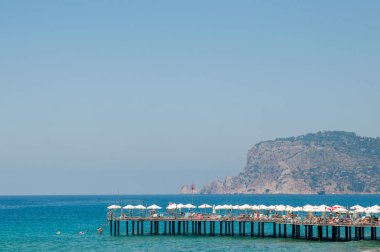 Alanya plajı, dinlenmek için güzel bir yer, Sean ve parlak mavi gökyüzü. Türkiye harika manzara.