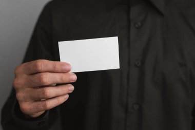 Elinde kartvizit olan bir adam. Bir metin için yer.