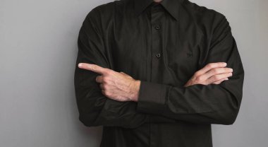 Parmağını gösteren adam, yakın, gri arka plan üzerinde ofis gömlek adam.