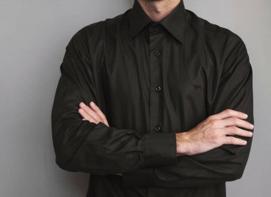 Parmağını gösteren adam, yakın, gri arka plan üzerinde ofis gömlek adam.