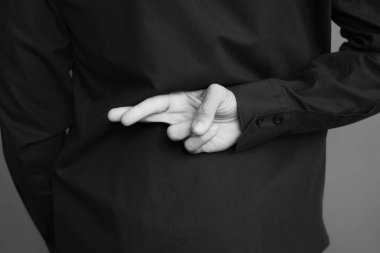 Parmaklarını tutan adam geçti, yalan söyleme kavramı. 