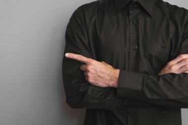 Parmağını gösteren adam, yakın, gri arka plan üzerinde ofis gömlek adam.