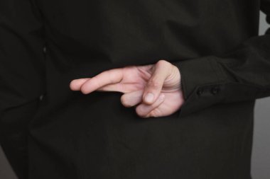 Parmaklarını tutan adam geçti, yalan söyleme kavramı. 