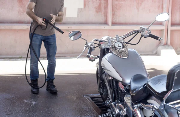 Seorang Pria Mencuci Sepeda Motor Tempat Pencucian Mobil Dengan Air — Stok Foto