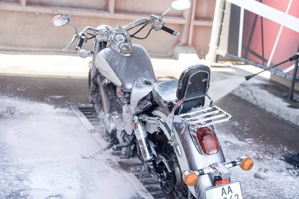 Człowiek Myje Motocykl Myjni Samochodowej Przez Wodę — Zdjęcie stockowe