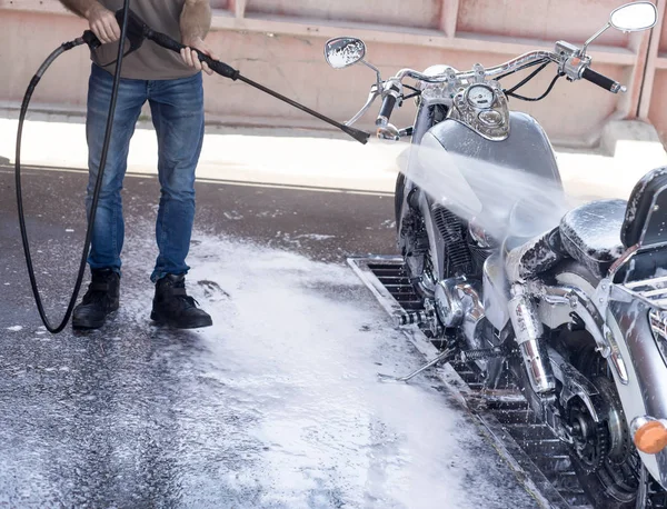 Mann Wäscht Motorrad Der Waschanlage Mit Wasser — Stockfoto