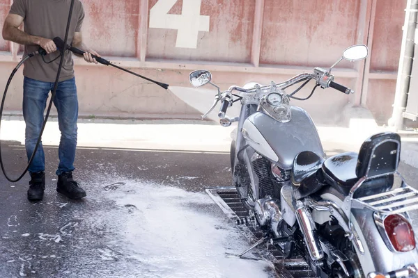 Man Washes Motorbike Car Wash Water — Stock Photo, Image