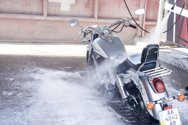 Uomo Lava Una Moto All Autolavaggio Con Acqua — Foto Stock