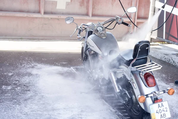 Homem Lava Uma Moto Lavagem Carro Pela Água — Fotografia de Stock