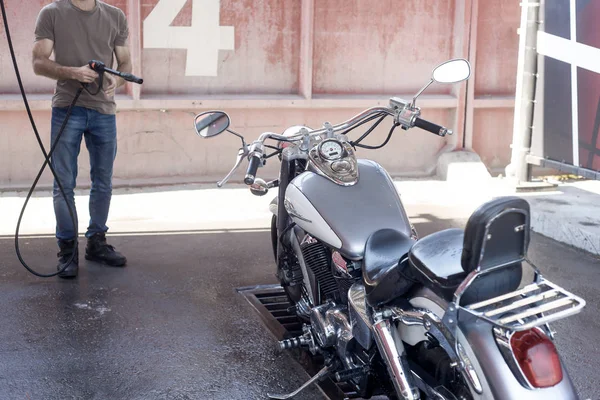 Seorang Pria Mencuci Sepeda Motor Tempat Pencucian Mobil Dengan Air — Stok Foto