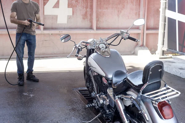 Mann Wäscht Motorrad Der Waschanlage Mit Wasser Und Schaum — Stockfoto