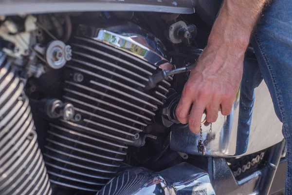 Seorang Pria Memulai Sepeda Motor Dengan Kunci Mesin — Stok Foto