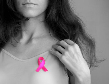 Kadın göğsünde pembe kurdele yakın çekim, meme kanseri, Ekim farkındalık ayı. Tıp ve sağlık kavramı. 