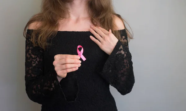 Ragazza Con Mano Nastro Rosa Simbolo Del Cancro Mese Sensibilizzazione — Foto Stock