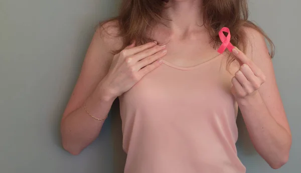 Das Mädchen Mit Der Schleife Symbol Des Krebses Brustkrebs Aufklärungsmonat — Stockfoto