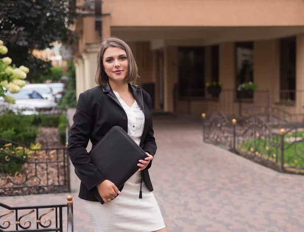 Menina Bonita Nova Com Papéis Cidade Conceito Senhora Negócios Mulher — Fotografia de Stock