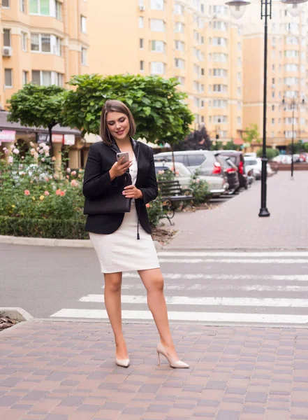 Kvinna Med Papper Pratar Telefon Unga Och Framgångsrika Lady — Stockfoto