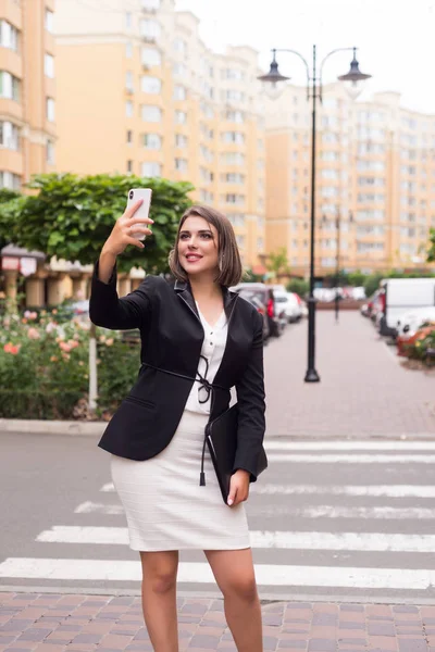 Geschäftsfrau Mit Selfie Telefon Junge Und Erfolgreiche Frau — Stockfoto