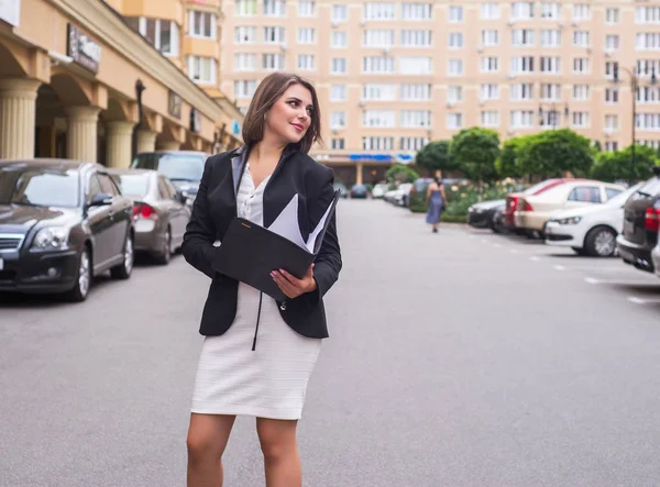 Fröhliche Managerin Auf Dem Weg Zur Arbeit Erfolgreiche Geschäftsfrau Kostüm — Stockfoto