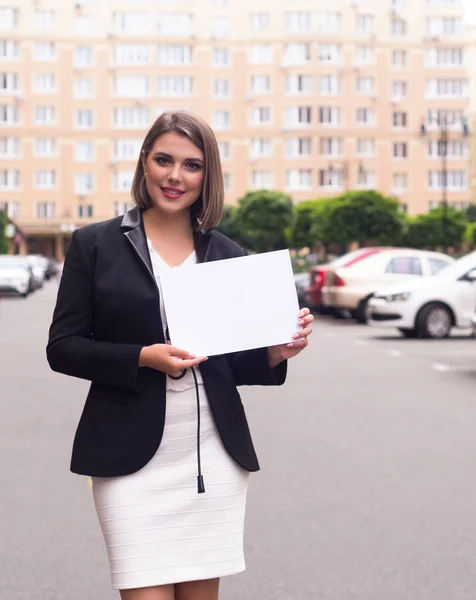 Affärskvinna Som Håller Papper Med Plats För Din Text Leende — Stockfoto