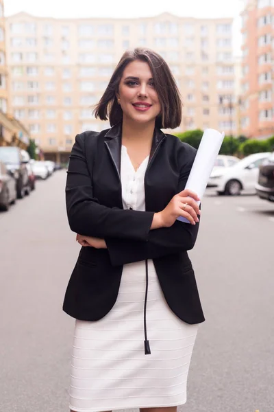 Mooie Zakelijke Vrouw Pak Met Map Van Documenten Haar Handen — Stockfoto