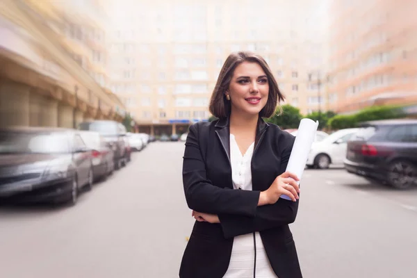 Mooie Zakelijke Vrouw Pak Met Map Van Documenten Haar Handen — Stockfoto