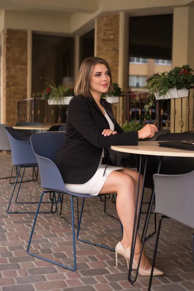 Ragazza Affari Seduta Nel Caffè Con Cartella Documenti — Foto Stock