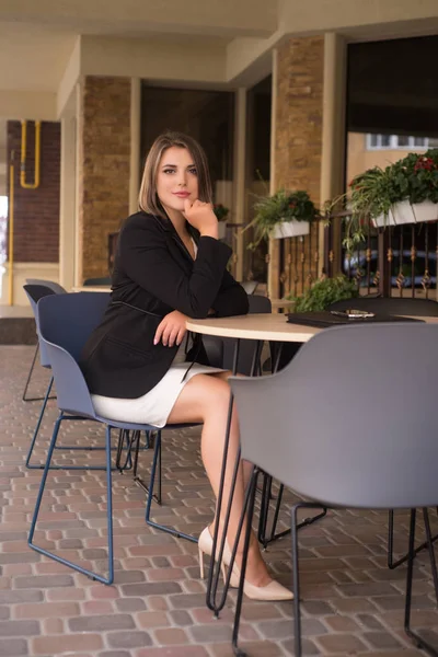 Businessgirl Sitzt Mit Aktenordner Café — Stockfoto