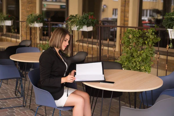 Ragazza Affari Seduta Nel Caffè Con Cartella Documenti — Foto Stock