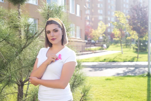 Dívka držící růžovou stuhu, symbol rakoviny. Rakovina prsu — Stock fotografie