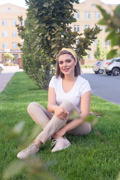 La ragazza con in mano un nastro rosa, simbolo del cancro. Cancro al seno — Foto Stock