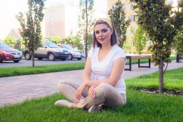 La ragazza con in mano un nastro rosa, simbolo del cancro. Cancro al seno — Foto Stock