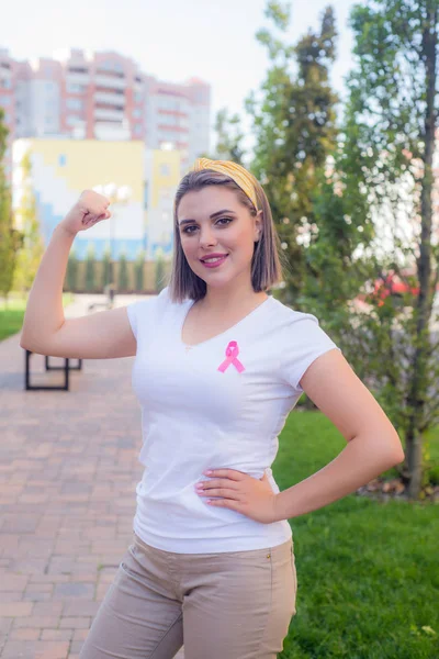 Ritratto di giovane ragazza con nastro rosa, simbolo di cancro . — Foto Stock