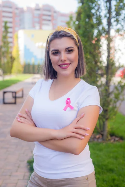 Ritratto di giovane ragazza con nastro rosa, simbolo di cancro . — Foto Stock