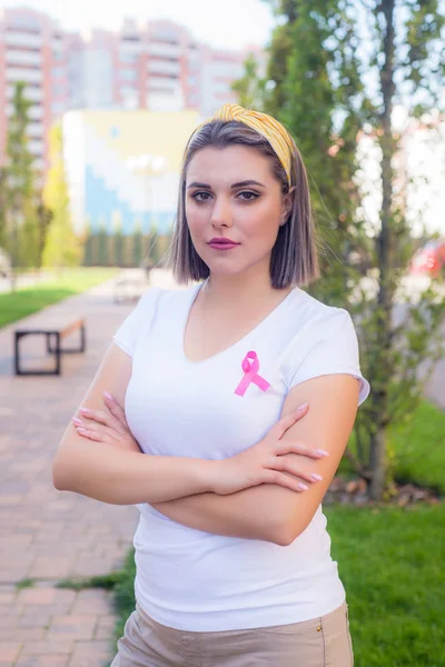 Ritratto di giovane ragazza con nastro rosa, simbolo di cancro . — Foto Stock