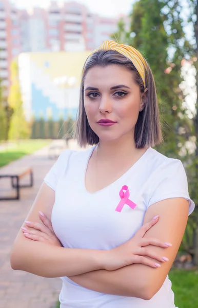 Ritratto di giovane ragazza con nastro rosa, simbolo di cancro . — Foto Stock