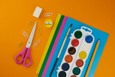 Okul kırtasiyesi turuncu arka plan, arka okul konsepti