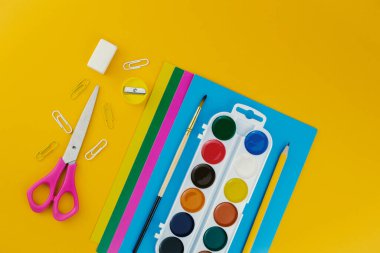 Okul kırtasiyesi turuncu arka plan, arka okul konsepti