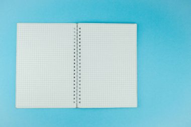 Mavi arkaplanda bir defter