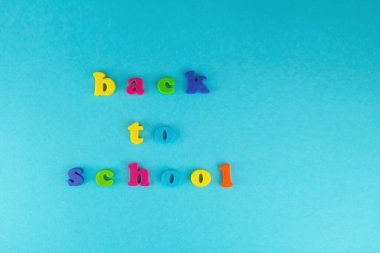 Okul konseptine geri dönelim. Kapat..