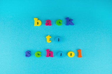 Okul konseptine geri dönelim. Kapat..