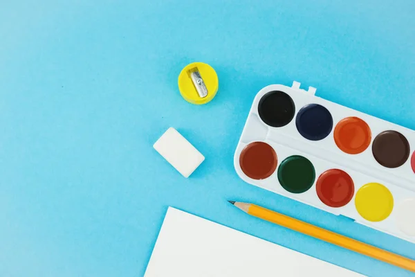Retour École Avec Différentes Fournitures Scolaires Palette Aquarelle Crayons Couleur — Photo