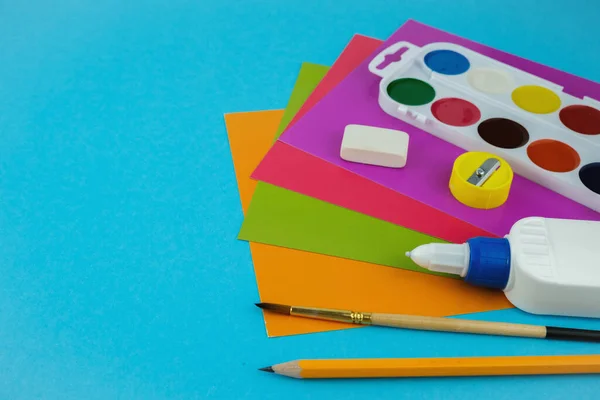 Set Papelería Plano Vista Superior Papel Colorido Lápices Pegamento Regla — Foto de Stock