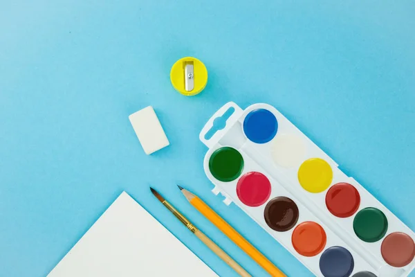 Retour École Avec Différentes Fournitures Scolaires Palette Aquarelle Crayons Couleur — Photo