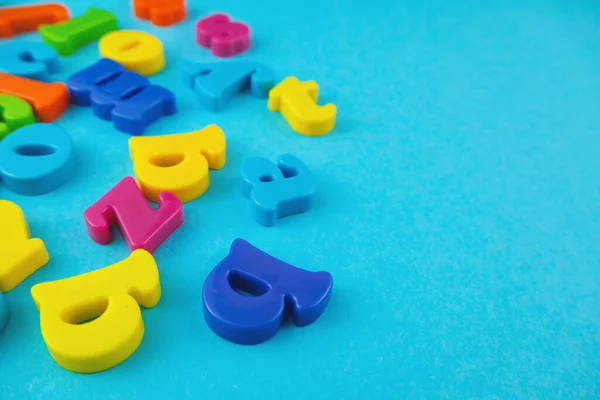 Plastica Lettere Alfabeto Colorato Sullo Sfondo Blu — Foto Stock